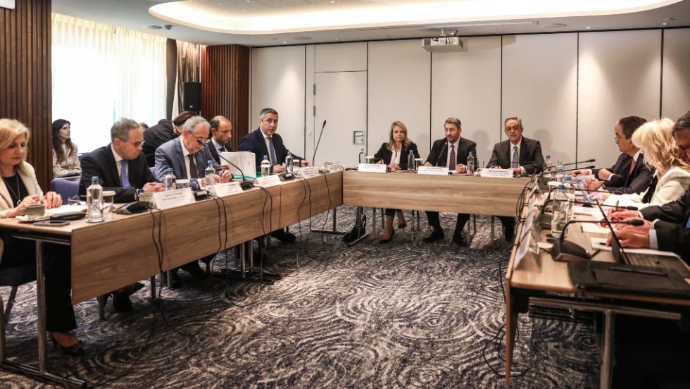 Ανδρουλάκης στην Ένωση Ελληνικών Τραπεζών: Να ανέβει στο 13% ο φόρος στα μερίσματα
